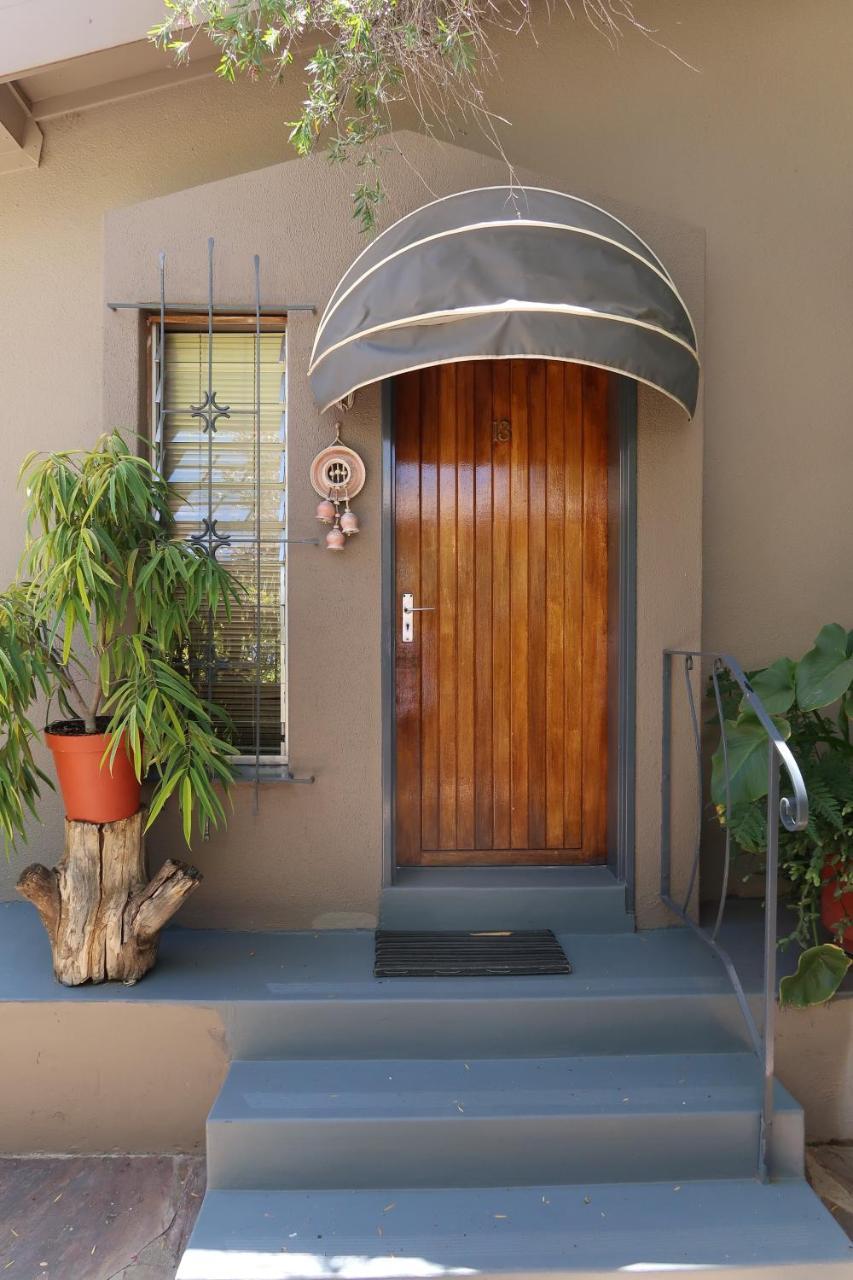 Hotel Pension Etambi Windhoek Extérieur photo