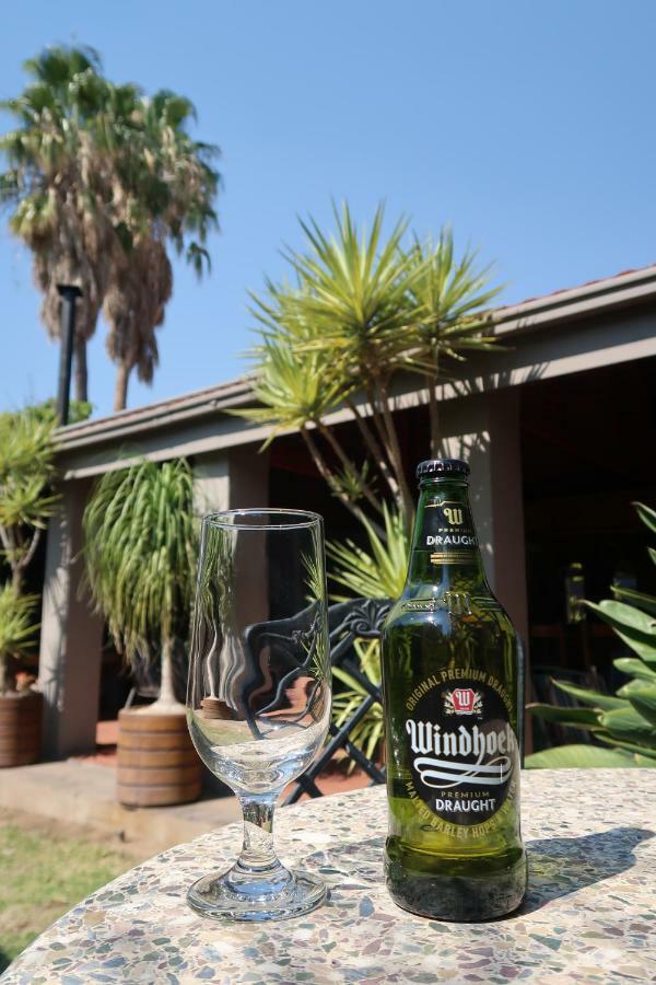 Hotel Pension Etambi Windhoek Extérieur photo