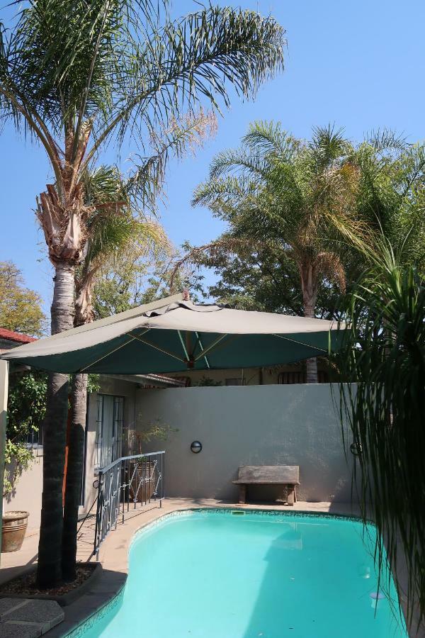 Hotel Pension Etambi Windhoek Extérieur photo